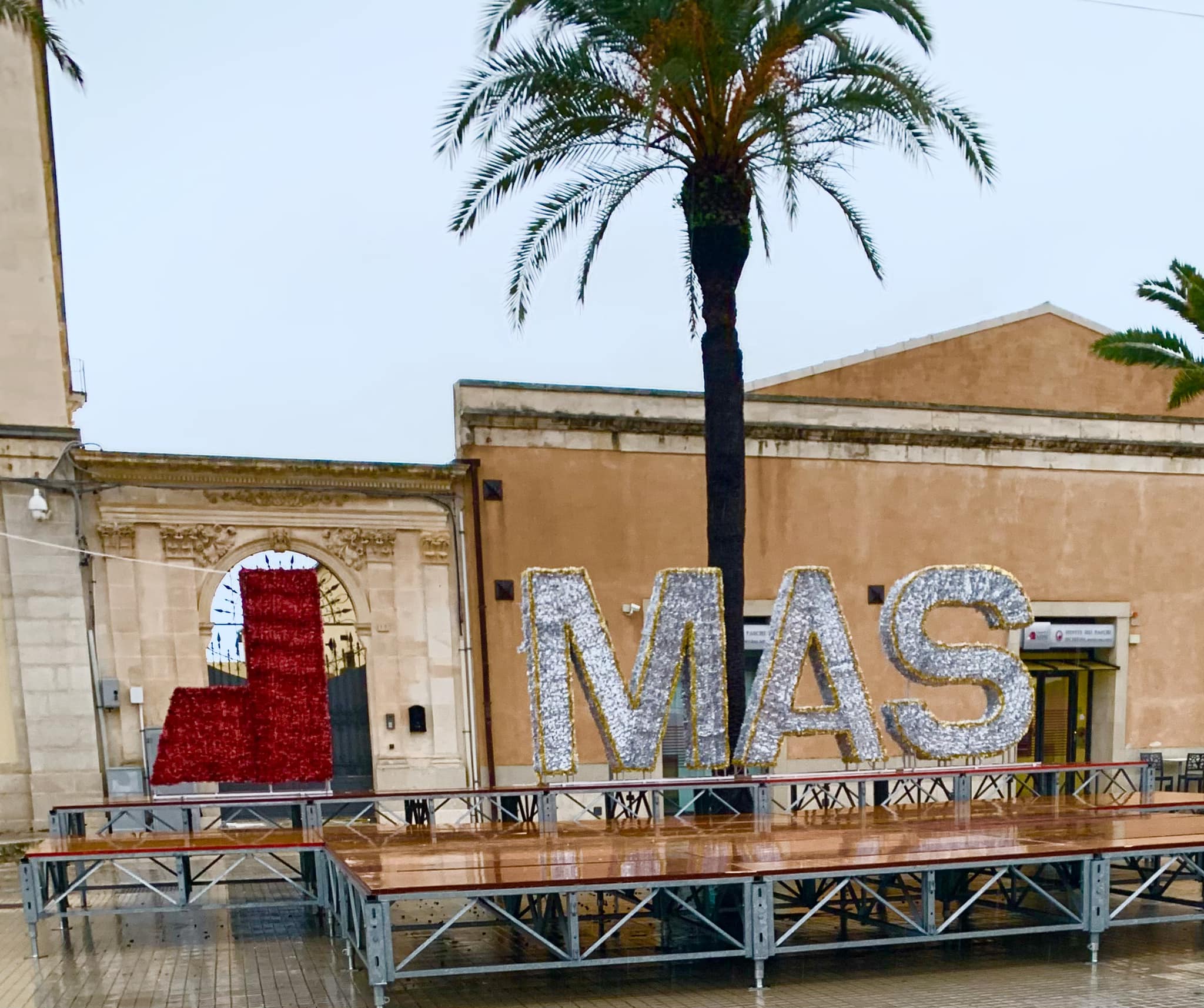 Pozzallo, l’amministrazione toglie la X dalla scritta XMAS e resta solo MAS. Ma davvero i pozzallesi erano contrari?