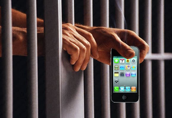 Ragusa: cercava di introdurre cellulari in carcere dove è detenuto il fratello, scoperto e denunciato dai carabinieri