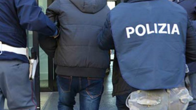 Avevano incendiato un gazebo per la vendita di fiori, arrestate due persone per tentata estorsione