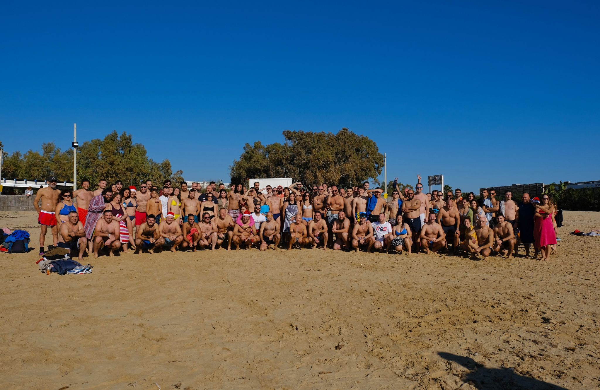 Marina di Modica: partecipazione da record per il tradizionale bagno a mare di fine anno (foto e video)