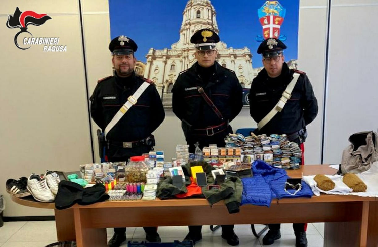 Era evaso dai domiciliari a luglio, “scovato” a Sampieri tenta la fuga sui tetti, arrestato giovane albanese