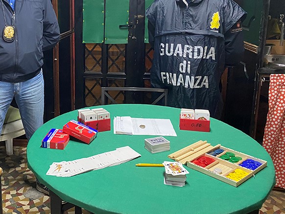 Circolo privato di Ragusa adibito a bisca clandestina, le Fiamme Gialle denunciano 20 persone per gioco d’azzardo