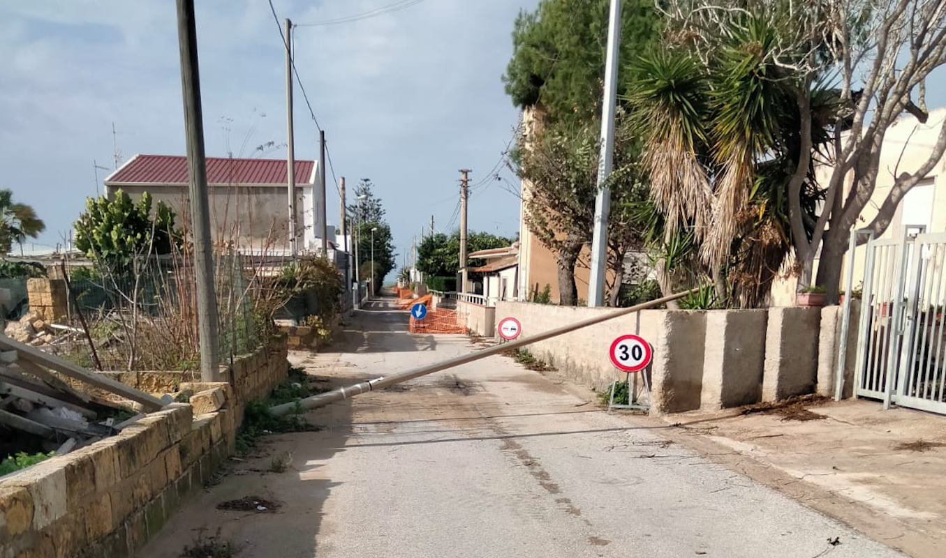 Cadono pali della luce a Ragusa: Sfiorata tragedia a Passo Marinaro