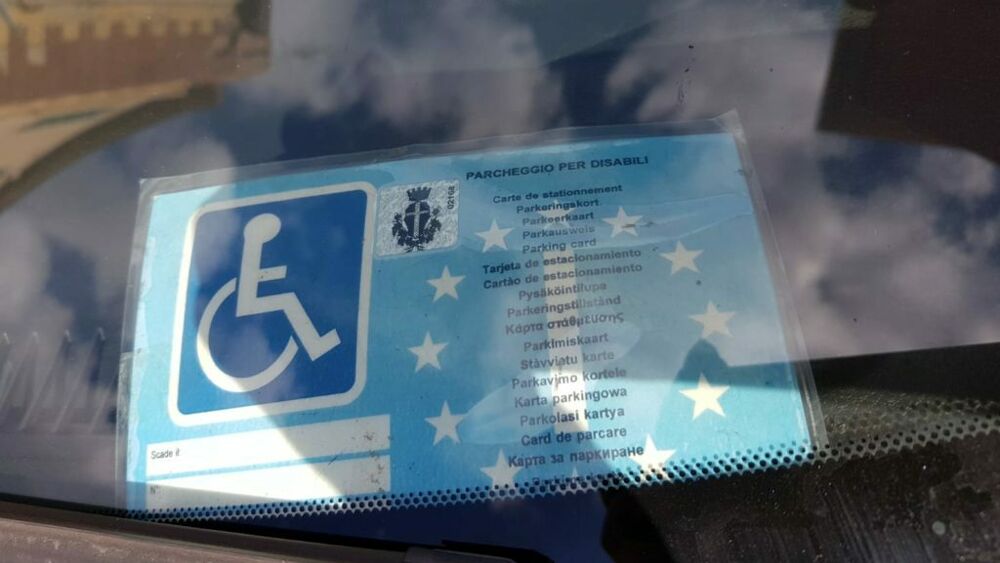 Scicli: “furbetti del pass”, auto parcheggiata in uno stallo per disabili, ma il proprietario è in una casa di riposo