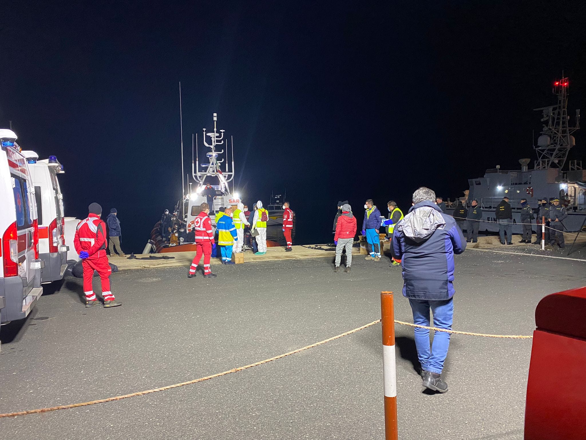 Sono arrivati stasera a Pozzallo i 17 migranti sopravvissuti al naufragio di ieri: 30 i dispersi
