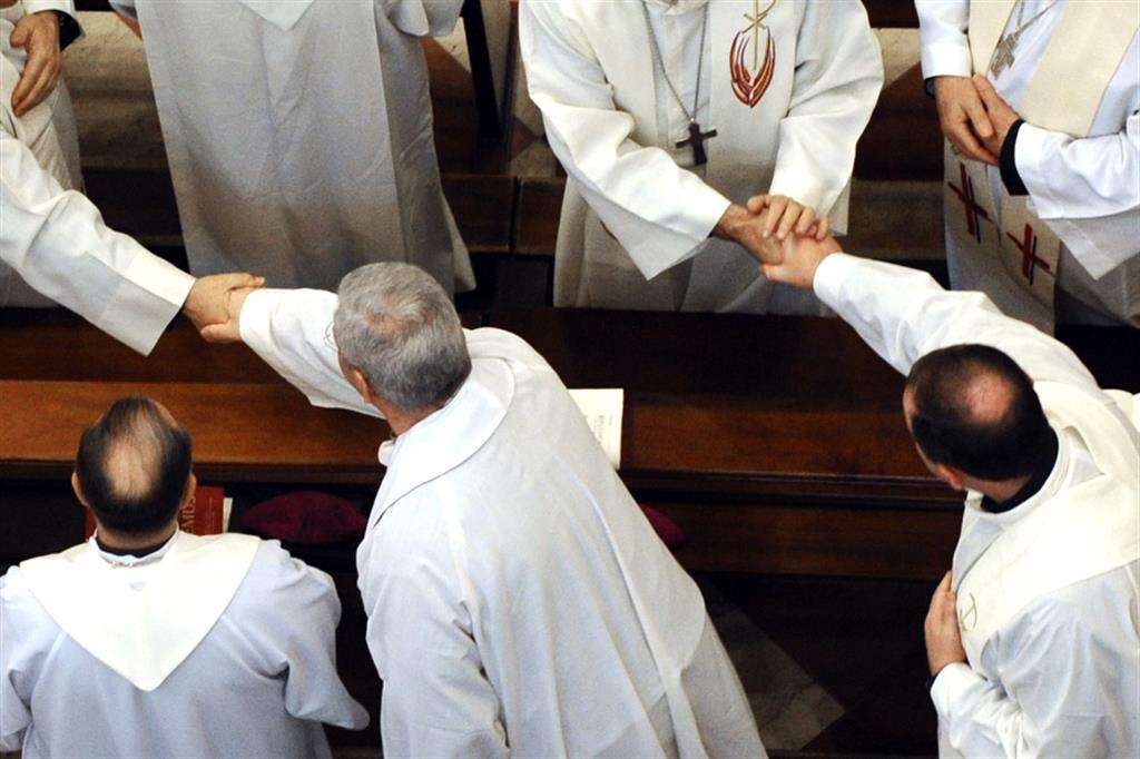 In chiesa tornano le acquasantiere e il segno della pace: il Vescovo di Ragusa raccomanda prudenza