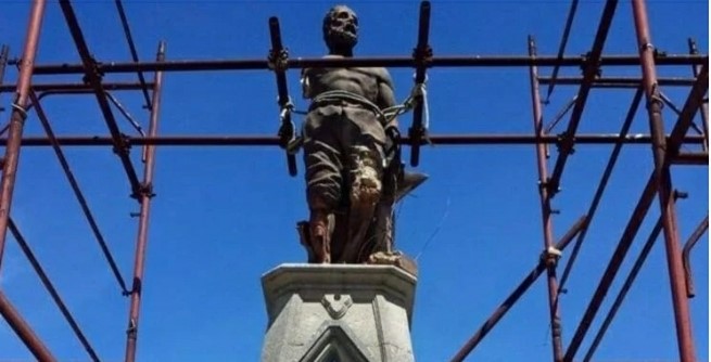 La statua dei “picialuori” a Ragusa vittima della burocrazia che logora più del tempo