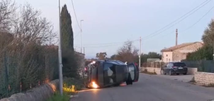 Incidente stradale autonomo in contrada Quartarella, auto finisce contro un muro e poi si ribalta su un lato