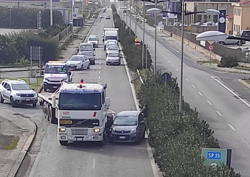 Ragusa: incidente stradale sulla SP25, scontro auto TIR, traffico deviato su via alternative
