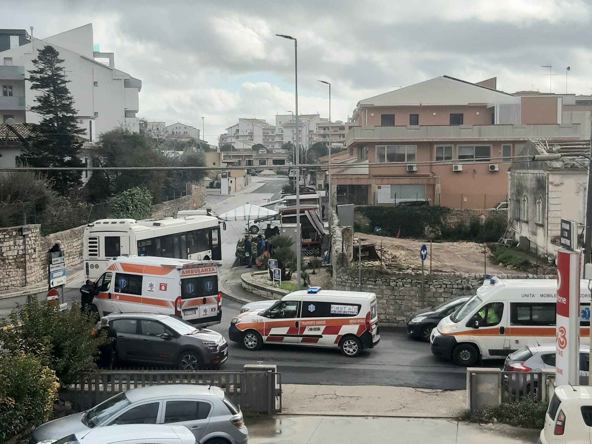 Pullman del servizio urbano dell’Ast in panne in via Sacro Cuore, traffico in tilt e quartiere Sorda bloccato