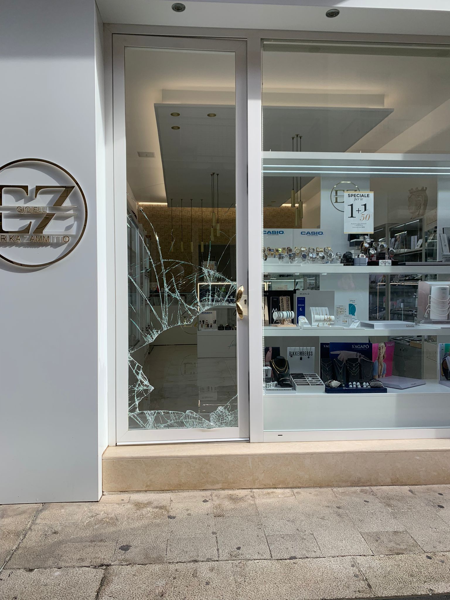 Furto con spaccata in gioielleria a Vittoria: ladri non curanti delle telecamere