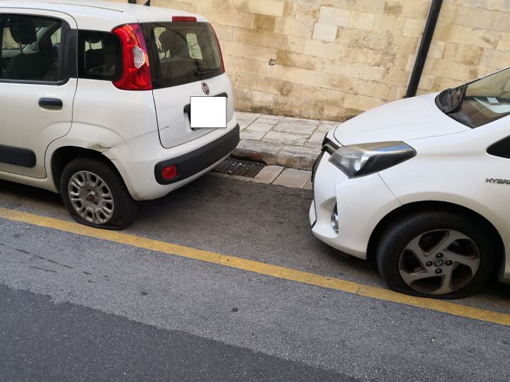 Tagliate le gomme alle auto in sosta, centro storico di Ragusa rischia di diventare il Bronx