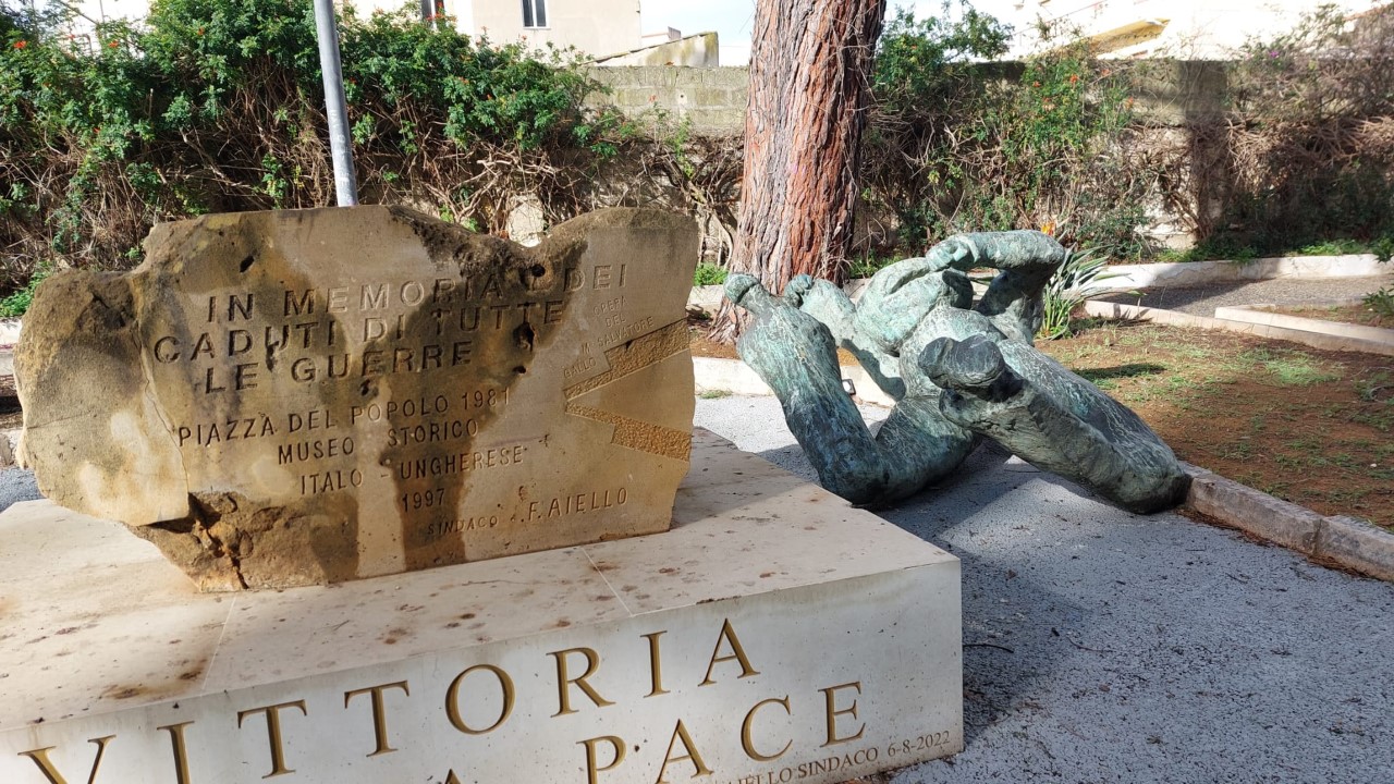 Danneggiata scultura alla villa comunale di Vittoria. Il sindaco: “Atto di terrorismo criminale”
