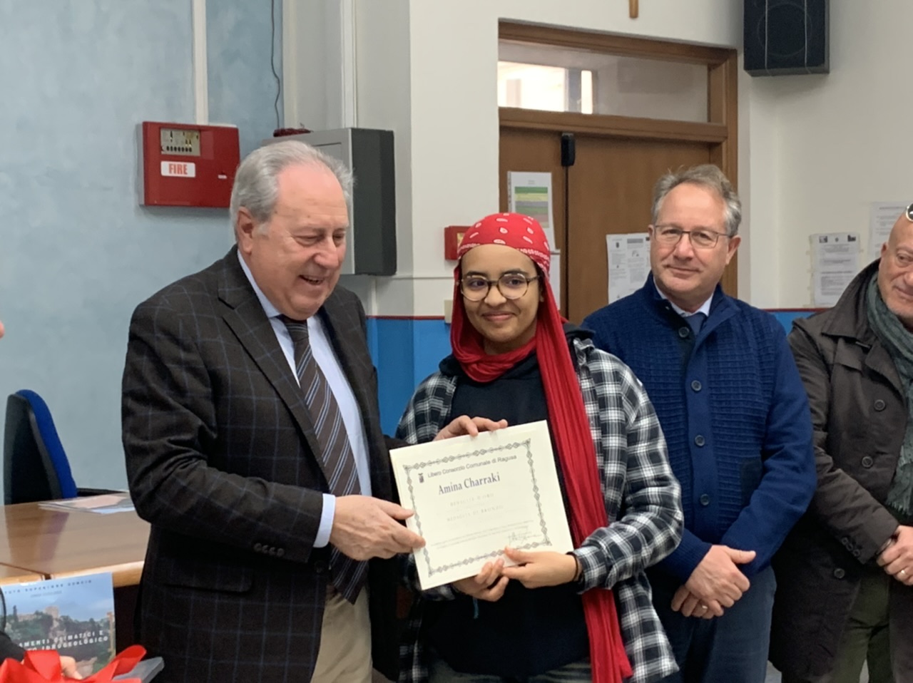 Ragusa, il Commissario Piazza premia la medaglia d’oro Amina Charraki studentessa ispicese