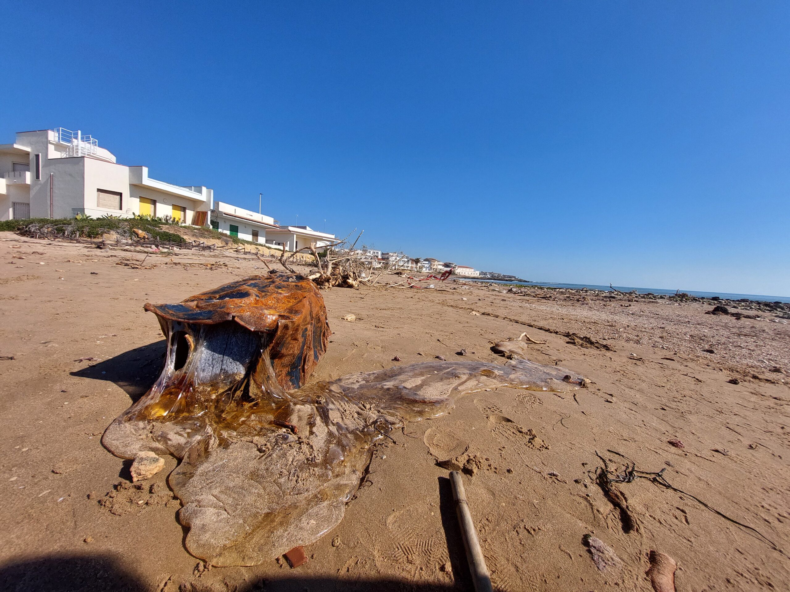 Santa Croce, un liquido misterioso sulla spiaggia di Casuzze sommersa di detriti: cosa sarà? (Foto)
