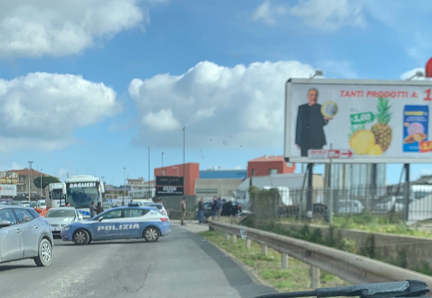Incidente stradale in via della Costituzione, coinvolti quattro mezzi, traffico rallentato per permettere i soccorsi