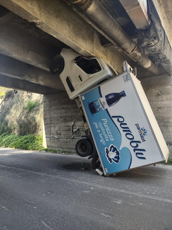 Vittoria: “Strano” incidente sulla ex SS115, autocarro sbatte contro un ponte, s’impenna e resta incastrato