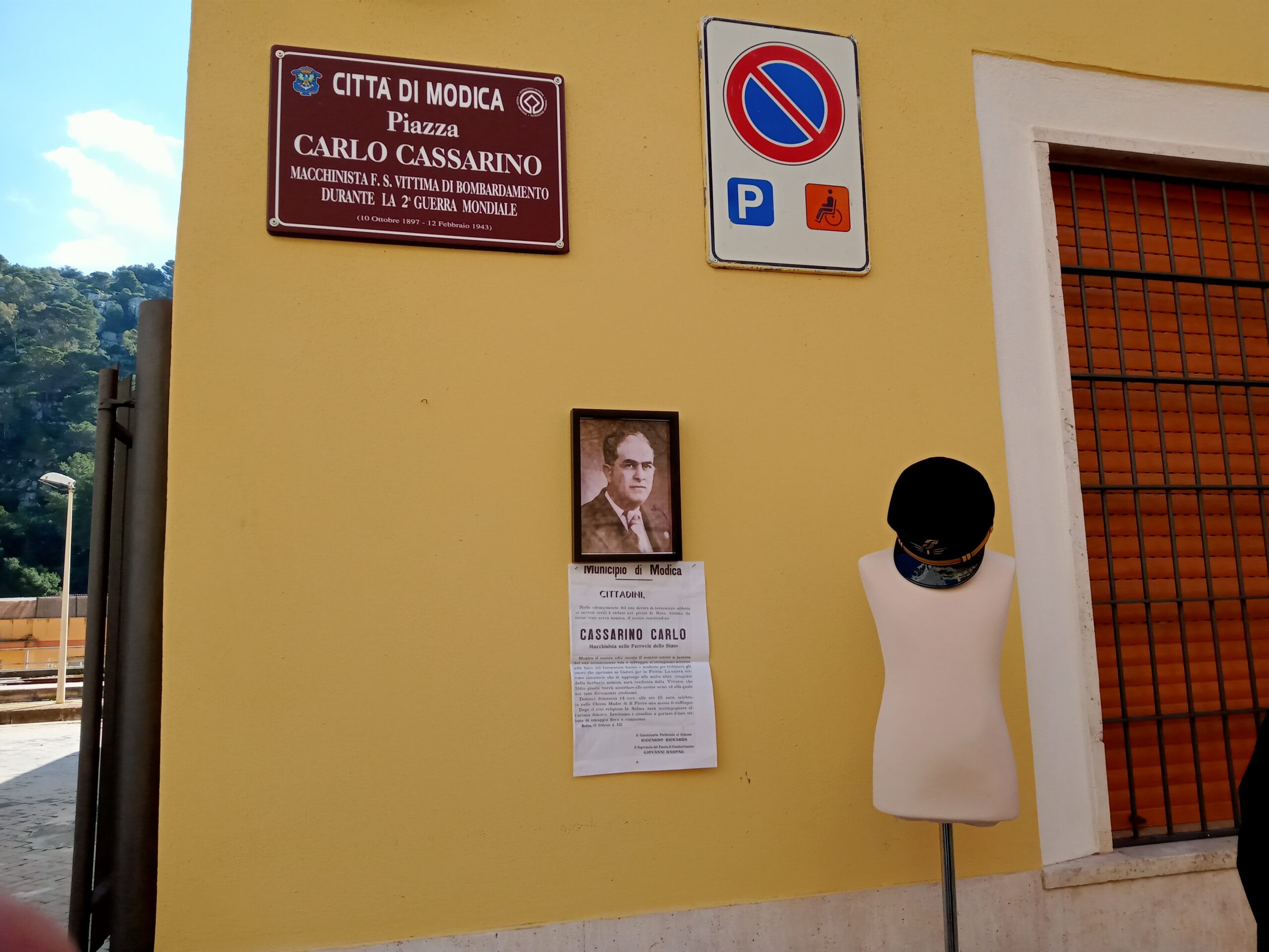 Modica, cerimonia in ricordo del macchinista Carlo Cassarino nel piazzale della stazione (Video)