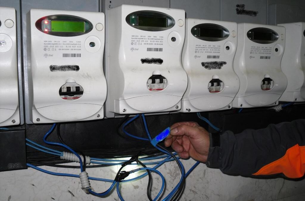 Scoglitti: rubavano corrente elettrica al vicino attraverso una prolunga, padre e figlio finiscono in manette