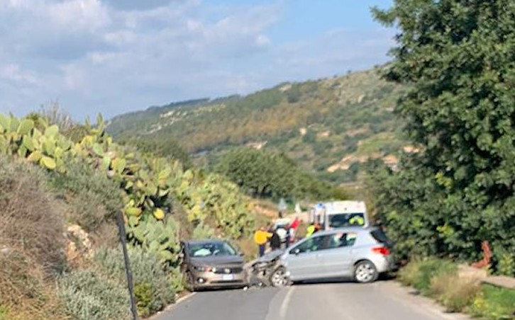 Scicli: scontro tra due auto nelle vicinanze di contrada Palazzolo, due feriti trasportati al “Maggiore – Baglieri”