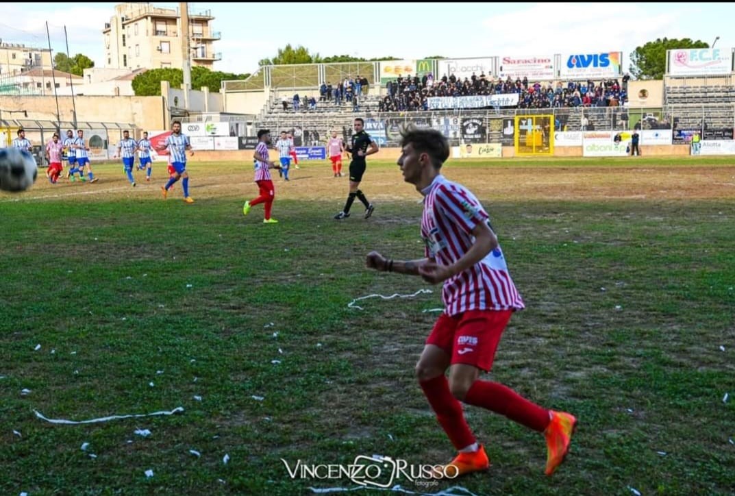 Lanciarono petardi pericolosi durante la partita Vittoria-Gela: cinque DASPO per ultras gelesi
