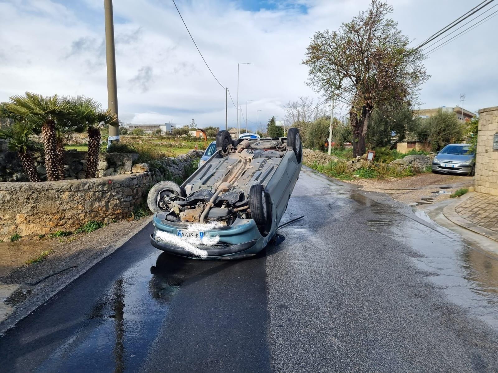 Incidente autonomo in via Rocciola Scrofani, auto si capovolge dopo aver sbattuto su un muro, illeso il conducente