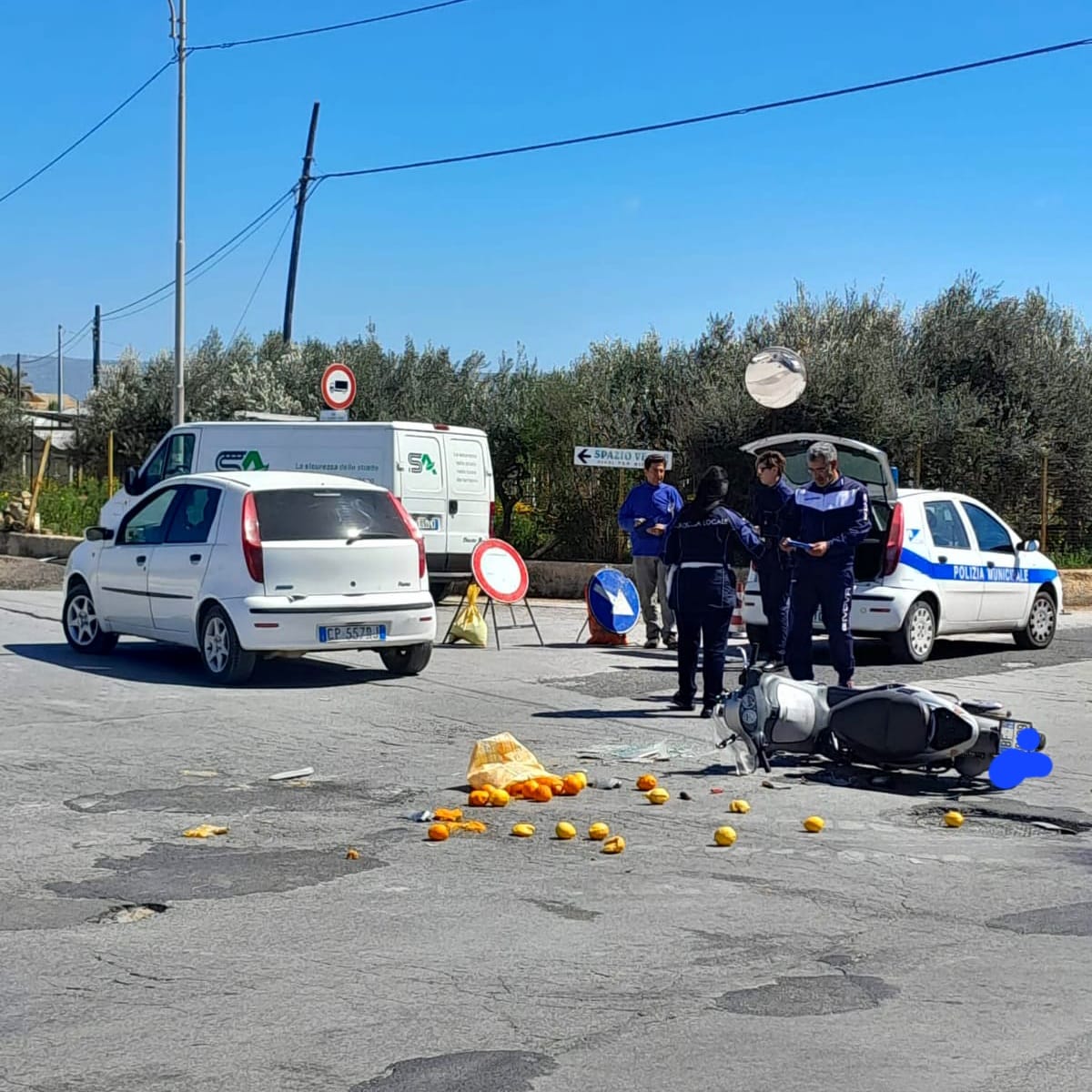 Vittoria: incidente stradale alla circonvallazione Resinè, scontro auto – scooter, un ferito