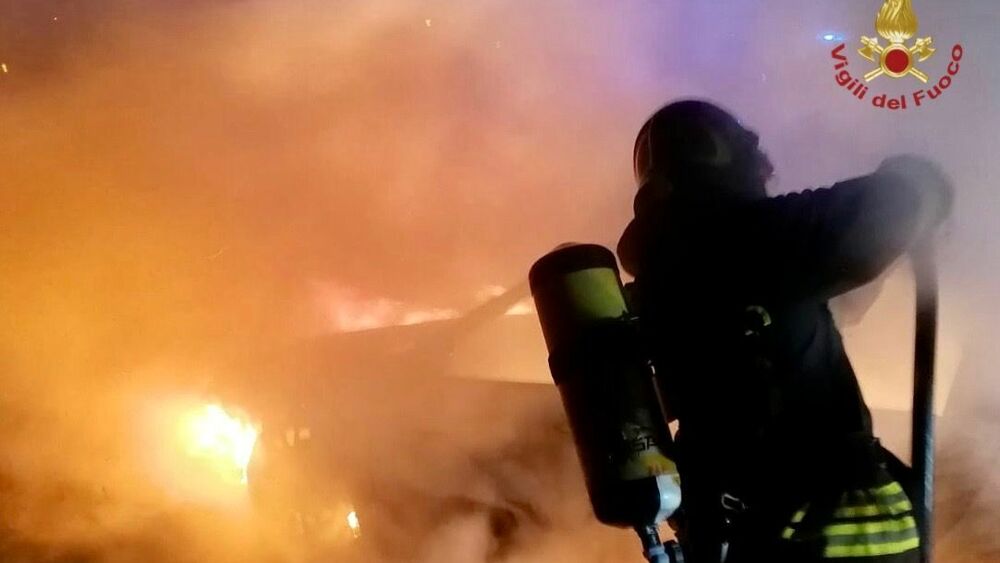 Auto distrutta da un incendio in C.so Garibaldi a Modica: era di un giovane barista
