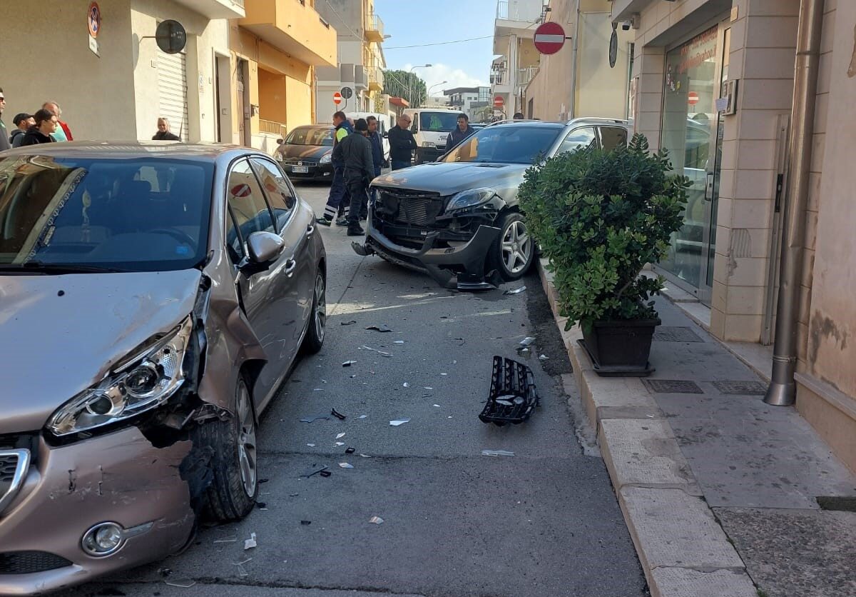 Scontro fra due auto questa mattina a Scoglitti: sul posto il 118 e la Polizia Municipale