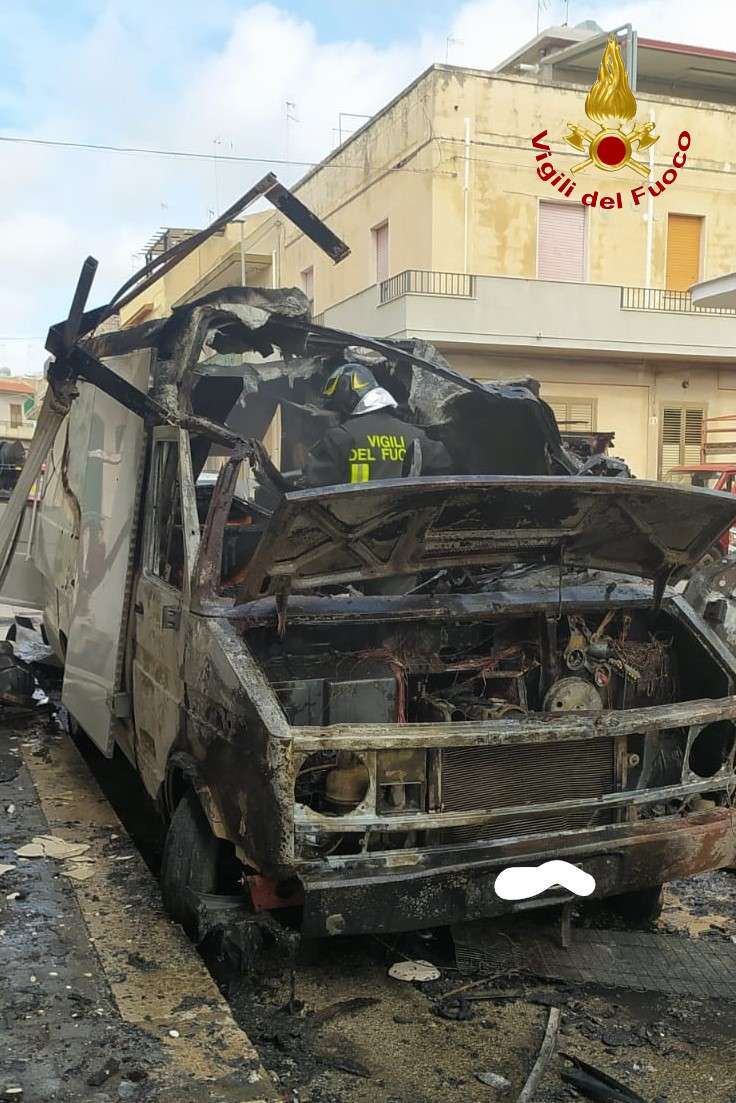 Autobar distrutto dalle fiamme ad Ispica: danni alla facciata di un palazzo, nessun ferito