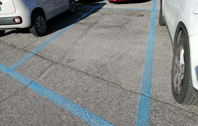 Comiso: anziano aggredisce una giovane per un parcheggio e la Polizia gli ritira il porto d’armi
