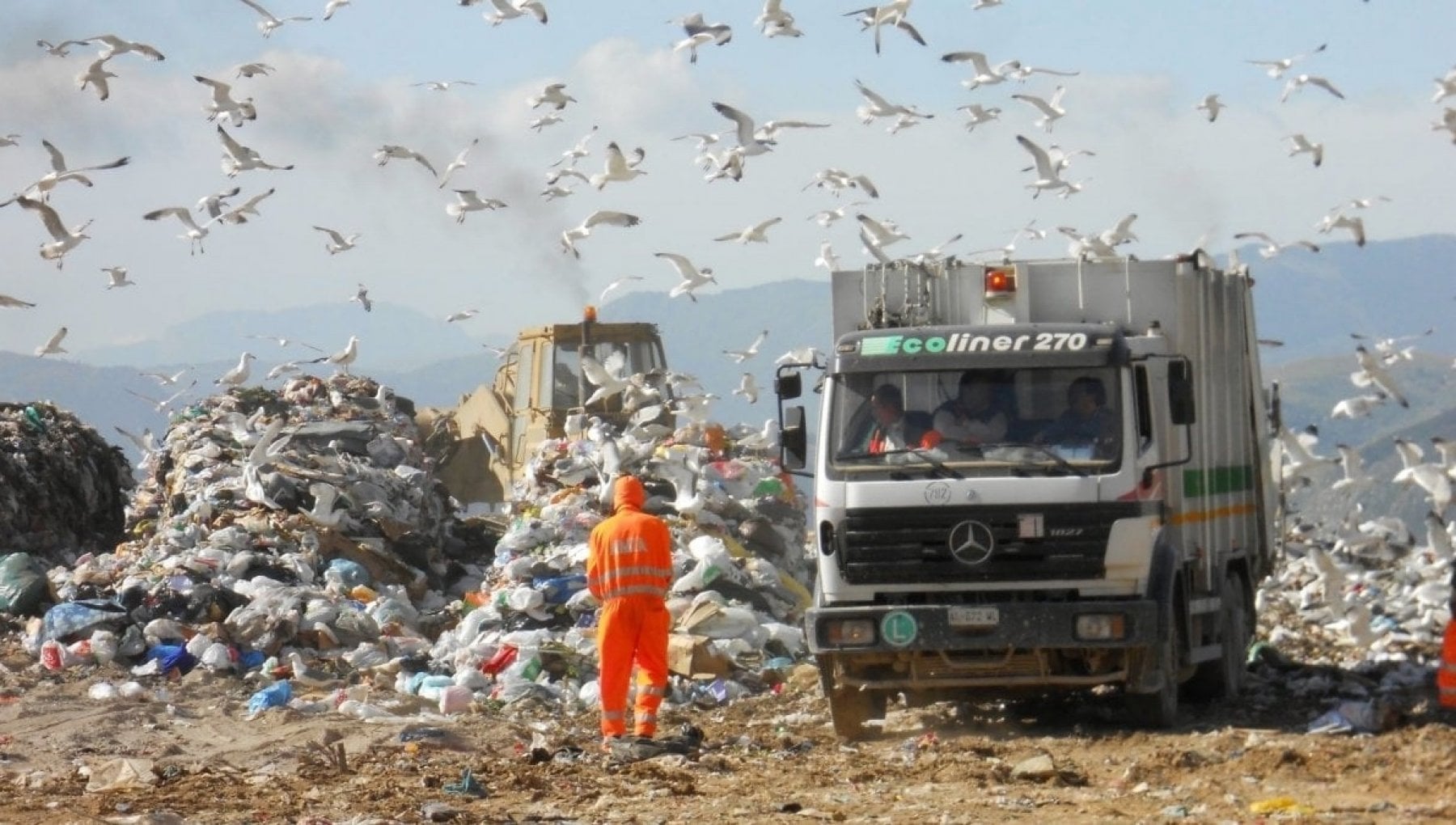 Fondi per i Comuni siciliani che conferiscono rifiuti all’estero: ci sono anche i ragusani