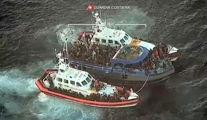 Nuovo record di sbarchi: oggi pomeriggio 400 migranti sono arrivati a Pozzallo, tre i ricoveri