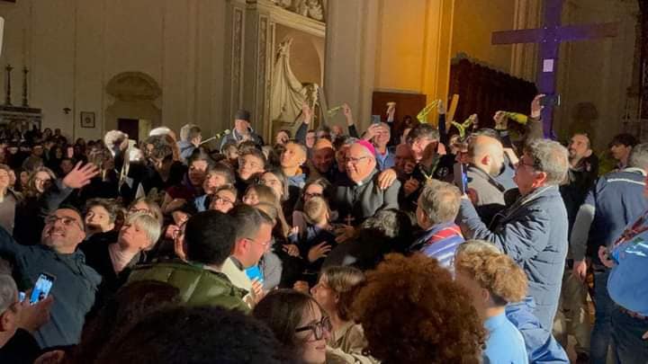 Il Vescovo di Noto, mons. Rumeo incontra i giovani della Diocesi e posa con loro per i selfie