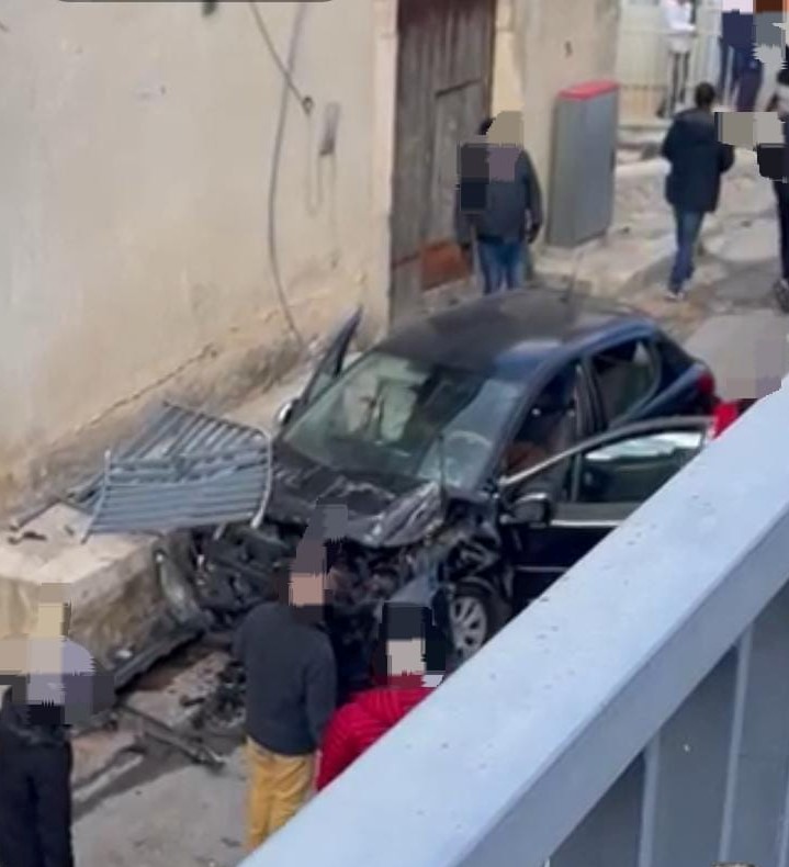 Comiso: incidente stradale autonomo, auto fuori controllo sfonda ringhiera e finisce nella strada sottostante, quattro feriti (Video)