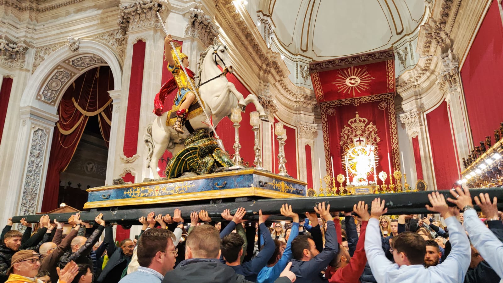 Ragusa: ieri la tradizionale “scinnuta”del simulacro di San Giorgio. Oggi la festa