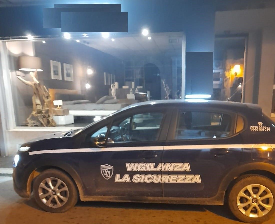 Vittoria: sventato furto in un negozio di mobili, ladri messi in fuga dall’arrivo delle guardie giurate