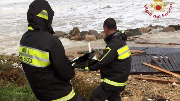 Ispica: macabra scoperta sulla spiaggia della Marza, trovati resti umani tra frangiflutti