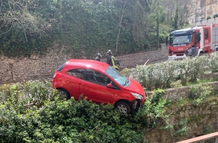 Incidente autonomo a Ragusa Ibla, giovane rischia di cadere nel vuoto con la sua auto