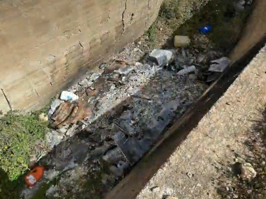 Bare bruciate dietro al cimitero di Comiso: sconcertante denuncia sui social