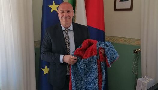 La coperta delle mamme di Modica arriva a Crotone: segno di speranza per restare umani