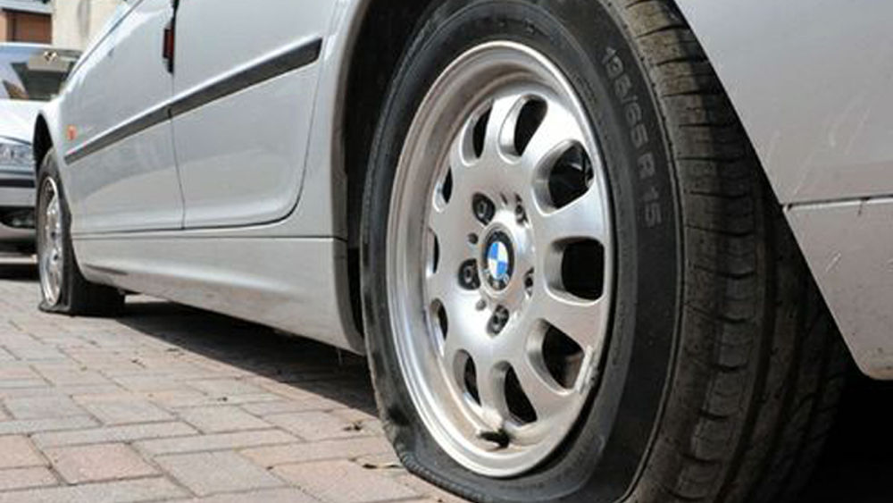 Vittoria: Gambiano buca le gomme di undici autovetture, individuato e denunciato dai Carabinieri