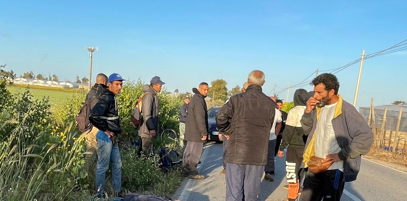 Auto investe tre lavoratori ciclisti lungo la provinciale per Acate: uno è in prognosi riservata