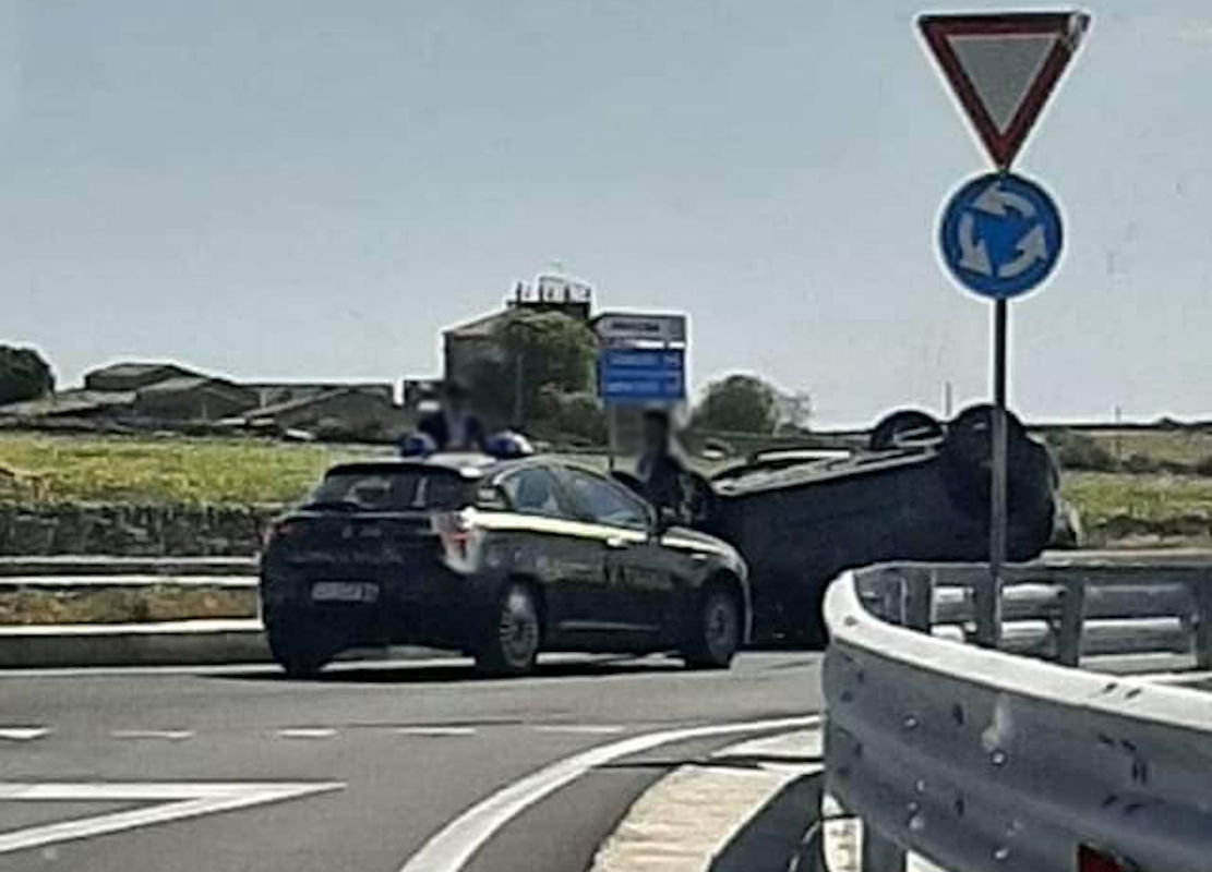 Incidente stradale sulla strada provinciale 14, scontro tra due auto, due feriti