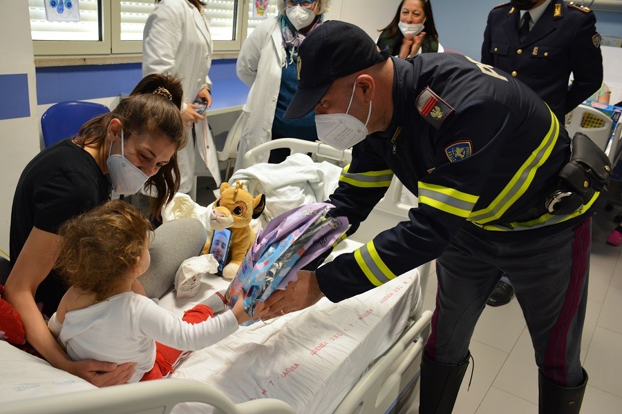 Gli agenti della Stradale di Vittoria in visita ai bambini di pediatria per donare uova di Pasqua