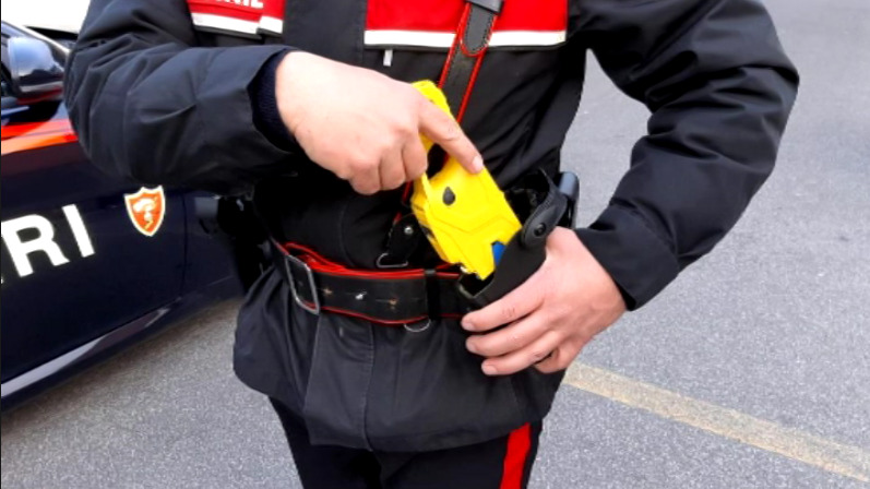 Rumeno ubriaco e armato di coltello fermato a Scicli dai carabinieri con l’uso del taser