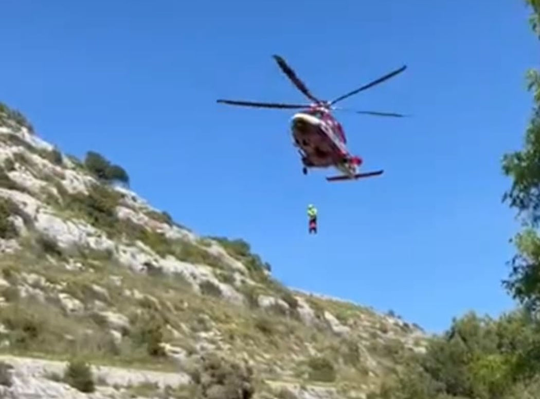 Due motociclisti durante un escursione cadono a Cava Misericordia, recuperati dai vigili del fuoco