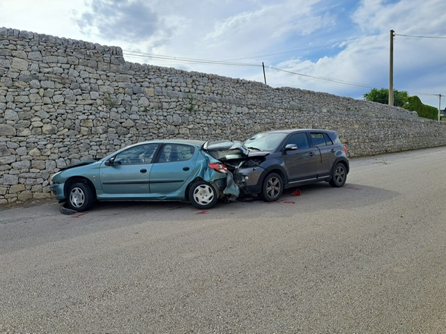 Grave incidente stradale alle porte di Frigintini, scontro fra due auto, due feriti, uno trasferito a Catania in elisoccorso