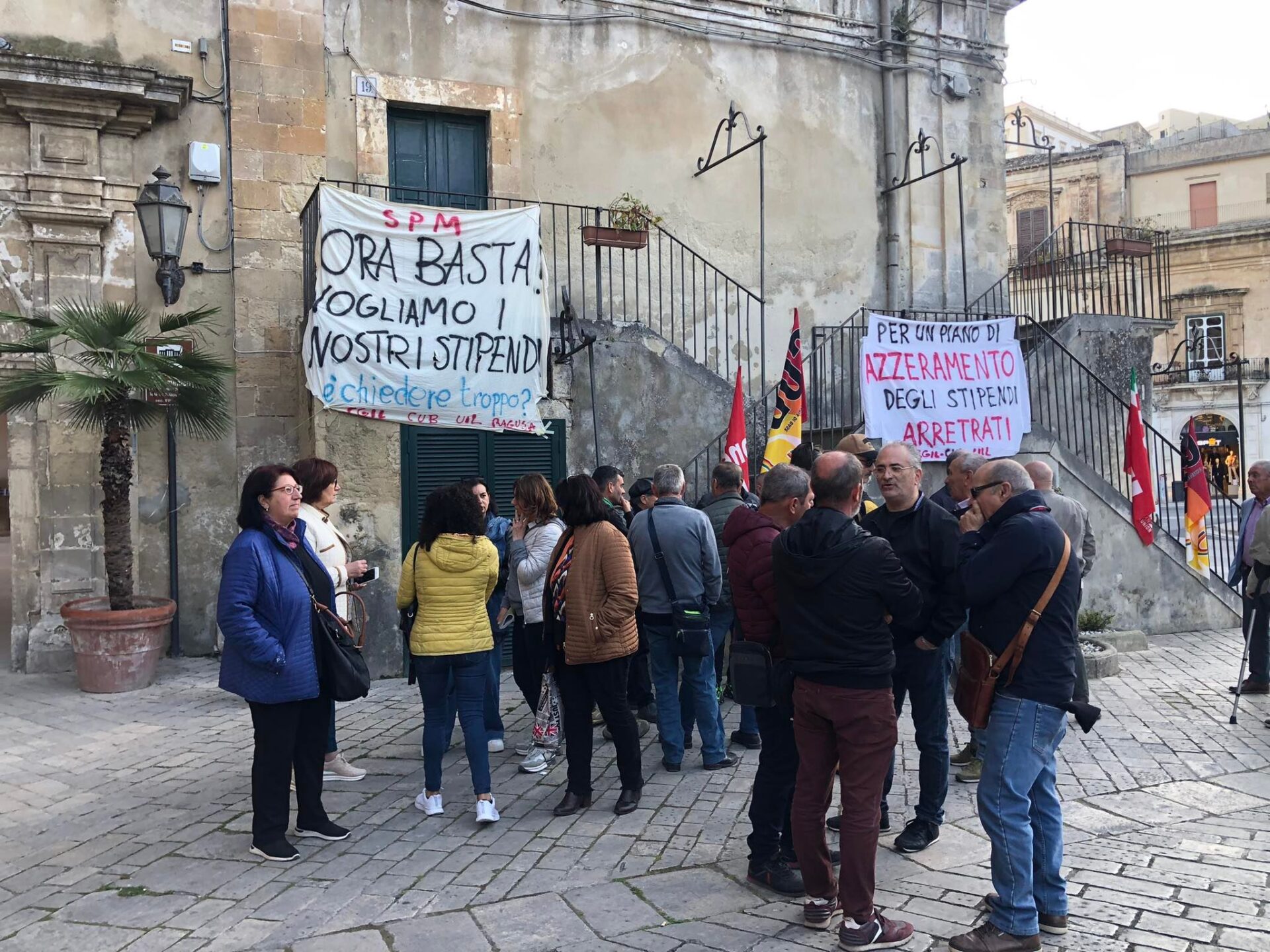 Modica: i lavoratori della SPM tornano di nuovo in piazza. Ancora senza stipendi e senza certezze