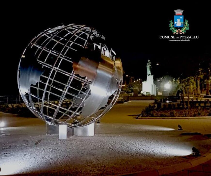 Pozzallo: un ‘Mondo’ di polemiche per l’installazione sul lungomare. Il sindaco: la città è soddisfatta